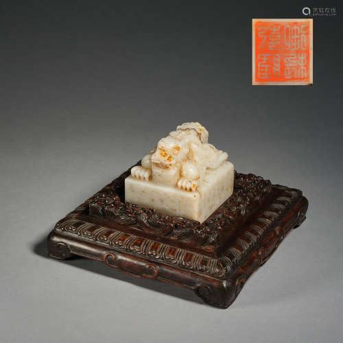 AN IMPERIAL WHITE JADE SEAL AND BOX