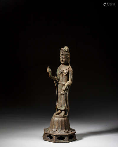 A BRONZE FIGURE OF GUANYIN