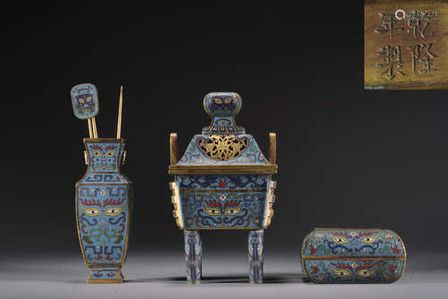 A GROUP OF CLOISONNE ENAMEL BOTTLE VASE, BOX AND CENSER, QIN...