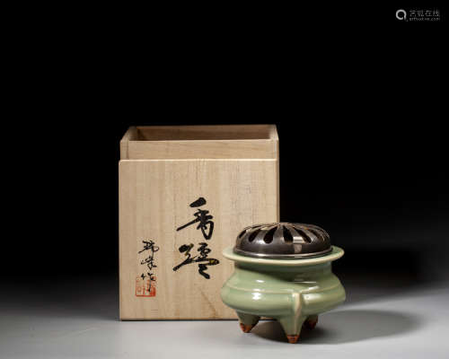 A CHINESE LONGQUAN CELADON-GLAZED CENSER
