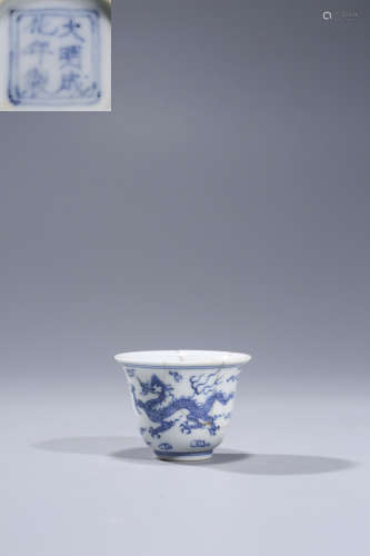 A CHINESE BLUE AND WHITE 'DRAGON' CUP,MARK AND PERIOD OF CHE...