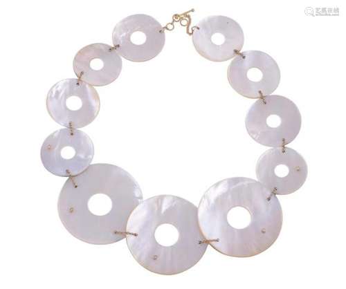 【Y】 A DIAMOND AND MOTHER OF PEARL HOOPED NECKLACE