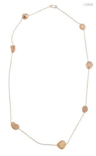 A GOLD COLOURED AND TUMBLED QUARTZ NECKLACE