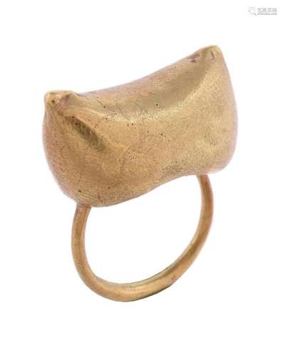 A GOLD COLOURED DRESS RING