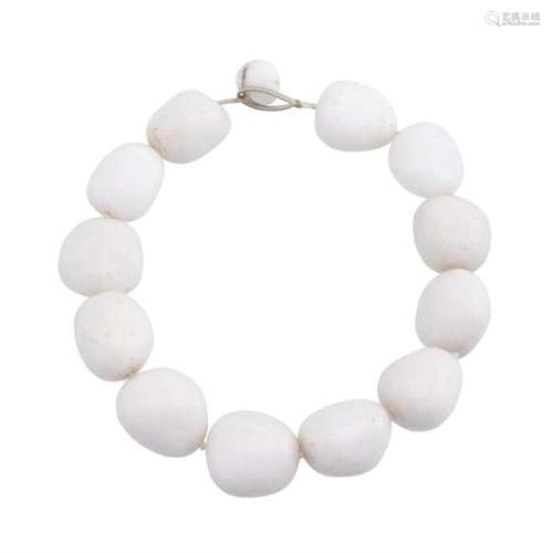 ATTRIBUTED TO ANGELA PINTALDI, A WHITE HARDSTONE NECKLACE