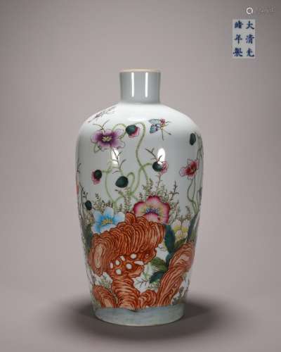 粉彩洞石花卉纹梅瓶