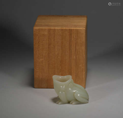 Jade frog shaped water injection in Hetian, Qing Dynasty