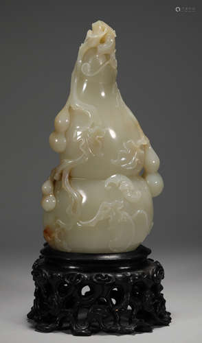 Hetian jade calabash vase from the Qing Dynasty