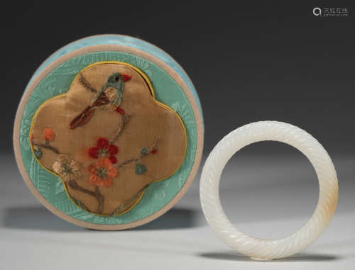 Hetian jade twisted silk bracelet from the Qing Dynasty