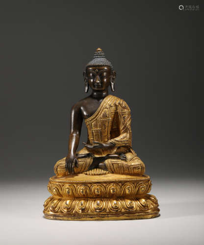 Bronze gilt statue of Sakyamuni in qing Dynasty