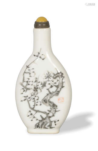 Chinese Grisaille Snuff Bottle with a Poem, 19th