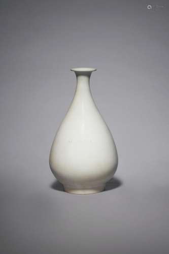 A WHITE PORCELAIN BOTTLE VASE