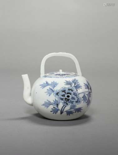 A BLUE AND WHITE PORCELAIN EWER AND COVER