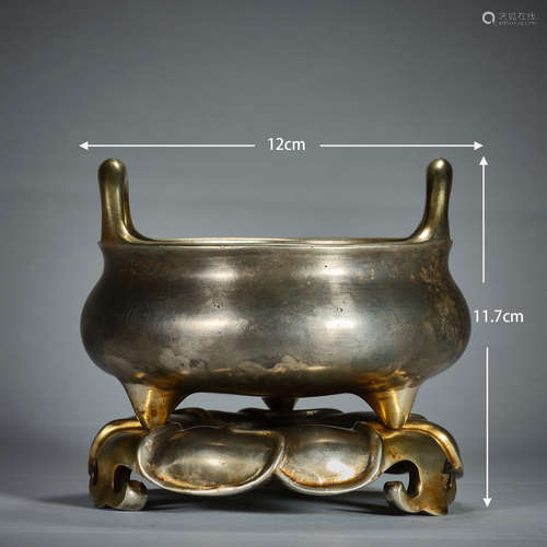 Amphora with gilded lotus leaf bottom   带座鎏金荷叶底双耳炉