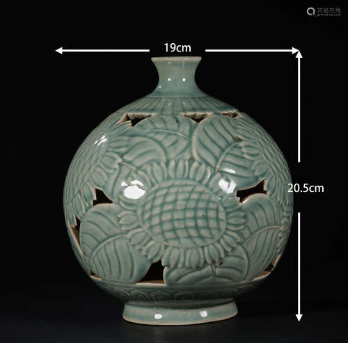 Goryeo celadon skeletonized sunflower bottle   高丽青瓷镂空向...