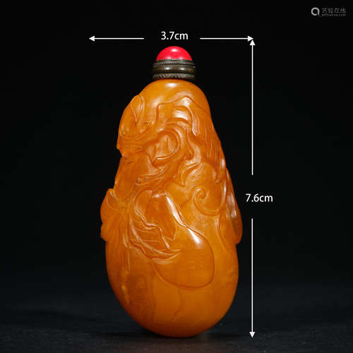 Carved beeswax snuff bottle    雕花蜜蜡鼻烟壶