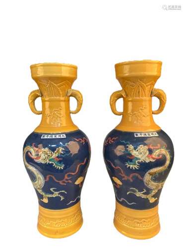 A Pair of Chinese Porcelain Vases A Pair of Chinese Porcelai...