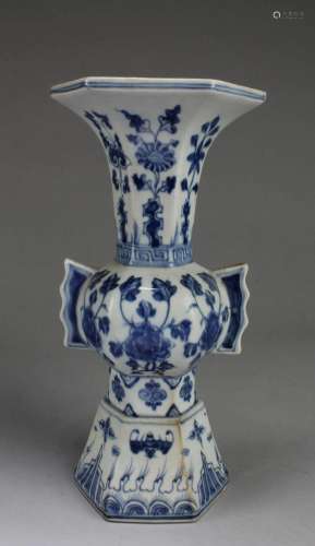 Chinese Blue & White Porcelain Vase Chinese Blue & W...