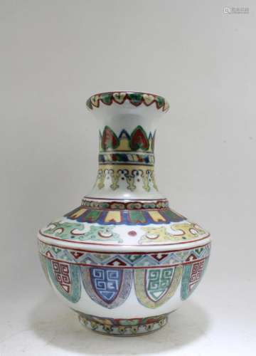 Chinese Porcelain Vase Chinese Porcelain Vase. 'QianLon...