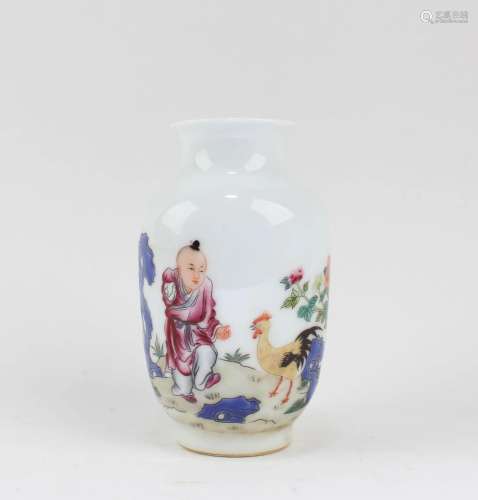 Chinese Porcelain Vase Chinese Porcelain Vase, the body deco...
