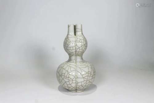 Ge Type Ice Crackle Three-Spouts Gourd-Shape Vase