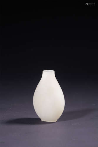 A WHITE JADE SNUFF BOTTLE,QING DYNASTY