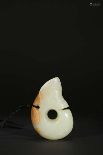 A WHITE JADE ‘DRAGON’PENDANT,QING DYNASTY