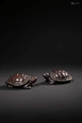 A PAIR OF ROSEWOOD ‘TORTOISE’PAPERWEIGHT,QING DYNASTY