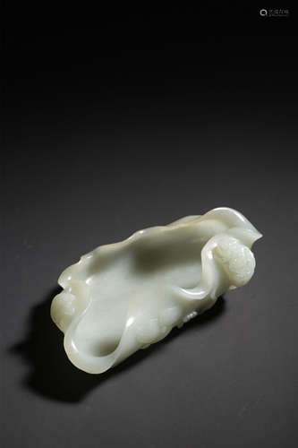 A WHITE JADE ‘LOTUS LEAF’BRUSH WASHER,QING DYNASTY