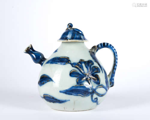 A blue and white 'floral' teapot