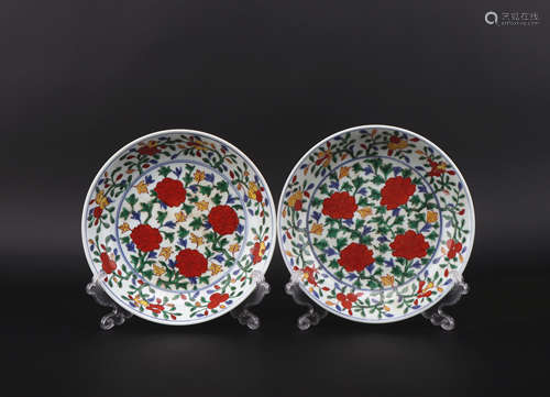 A pair of Wu cai 'floral' dish