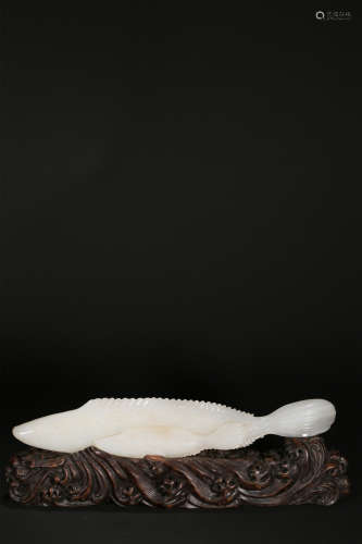 A WHITE JADE‘FISH’CARVING,QING DTNASTY