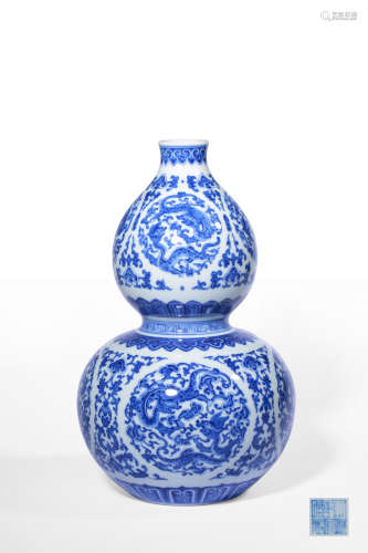 A BLUE AND WHITE ‘DRAGON’DOUBLE-GOURD VASE,MARK AND PERIOD O...
