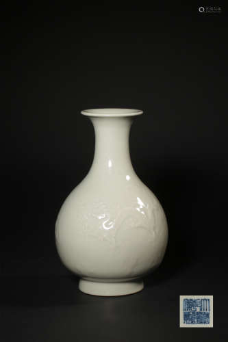 A CELADON-GLAZED ‘DRAGON’VASE,MARK AND PERIOD OF QIANLONG
