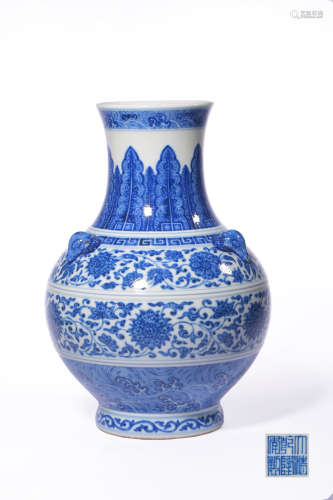 A BLUE AND WHITE ‘INTERLOCKING FLOWER’VASE,MARK AND PERIOD O...