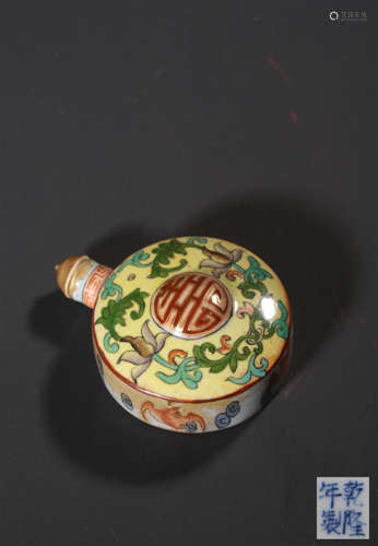 A FAMILLE-ROSE ‘BAT’SNUFF BOTTLE,MAKE AND PERIOD OF QIANLONG