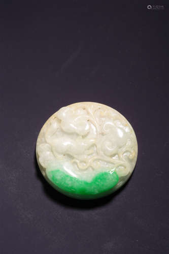 A CARVED JADEITE PENDANT,QING DYNASTY