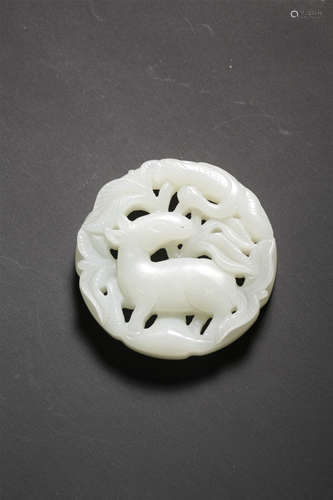 A WHITE OPENWORK ‘LINZHI’JADE PENDANT,QING DYNASTY