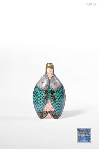 A YANGCAI‘FISH’ SNUFF BOTTLE,MARK AND PERIOD OF QIANLONG