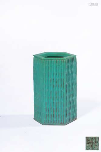 A TURQUOISE-GROUND BRUSHPOT,MARK AND PERIOD OF QIANLONG