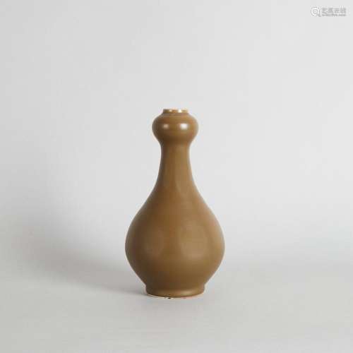 A Chinese Qing Dynasty Teadust-Glazed Garlic-Mouth Vase (Da ...