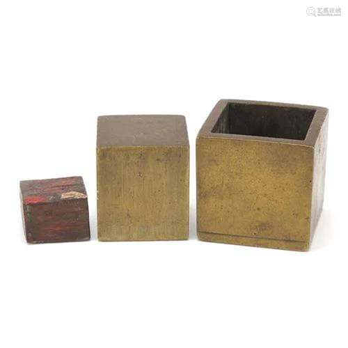 Chinese patinated bronze interlocking seal box, 3.5cm high