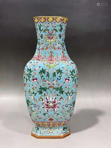 CHINESE TURQUOISE GLAZED FAMILLE ROSE VASE,QIANLONG MARK