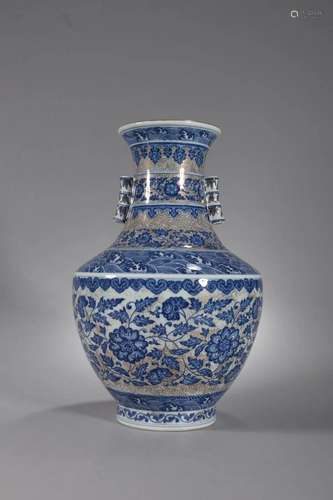 CHINESE BLUE AND WHITE VASE