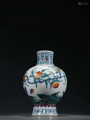 CHINESE DOUCAI GLAZED VASE