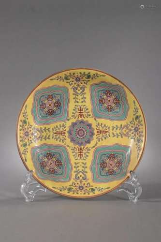 CHINESE YELLOW GROUND FAMILLE ROSE PLATE