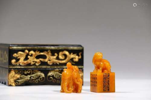 SET OF CHINESE TIANHUANG STONE SEAL WITH ORNAMENT