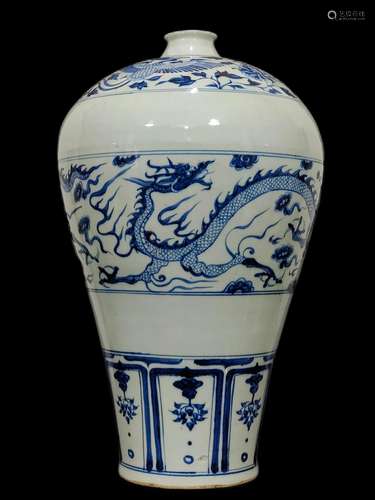 Chinese Yuan dynasty blue and white dragon pattern plum vase