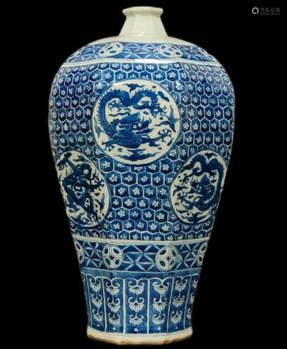 Chinese Ming dynasty blue and white dragon pattern plum vase