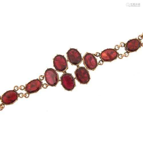 Antique 9ct rose gold garnet bracelet, 16cm in length, 6.5g